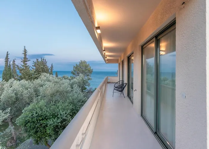 Lägenhet Astra - Beachfront Retreats