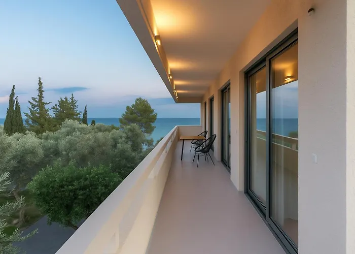Lägenhet Astra - Beachfront Retreats